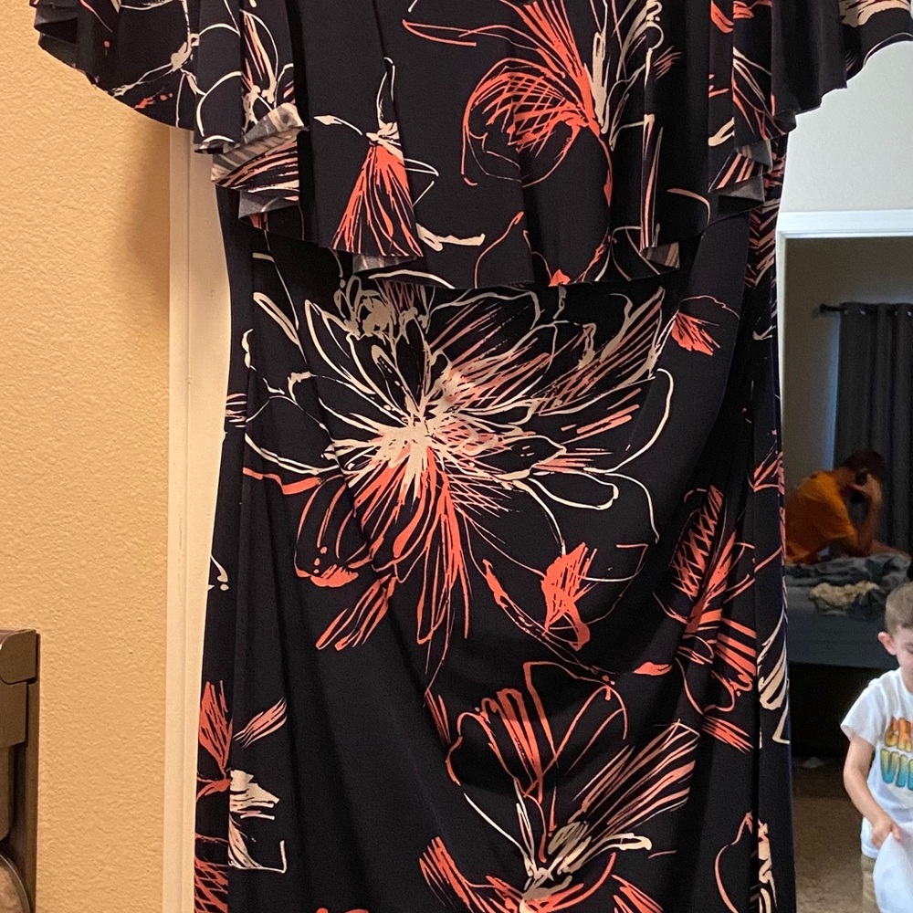 Beautiful dress - Picture 3 of 4